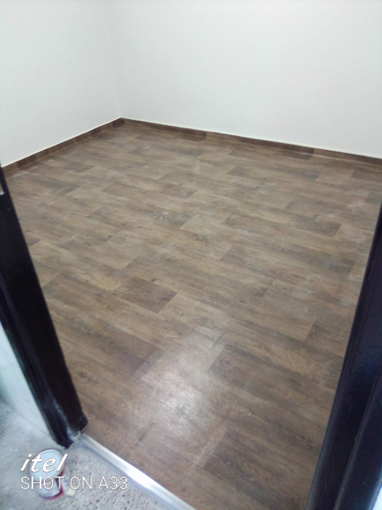 صورة معلم محترف في تركيب الجيرفليكس (Pose Gerflex) وورق الحائط (Papier Peint)