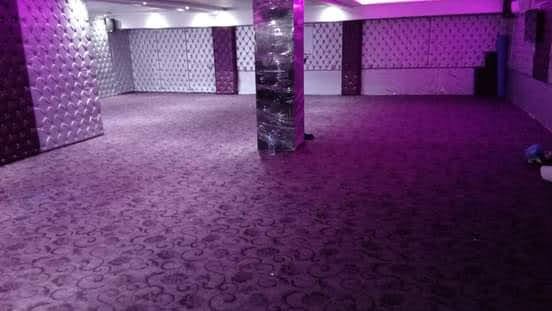 صورة معلم محترف في تركيب الجيرفليكس (Pose Gerflex) وورق الحائط (Papier Peint)