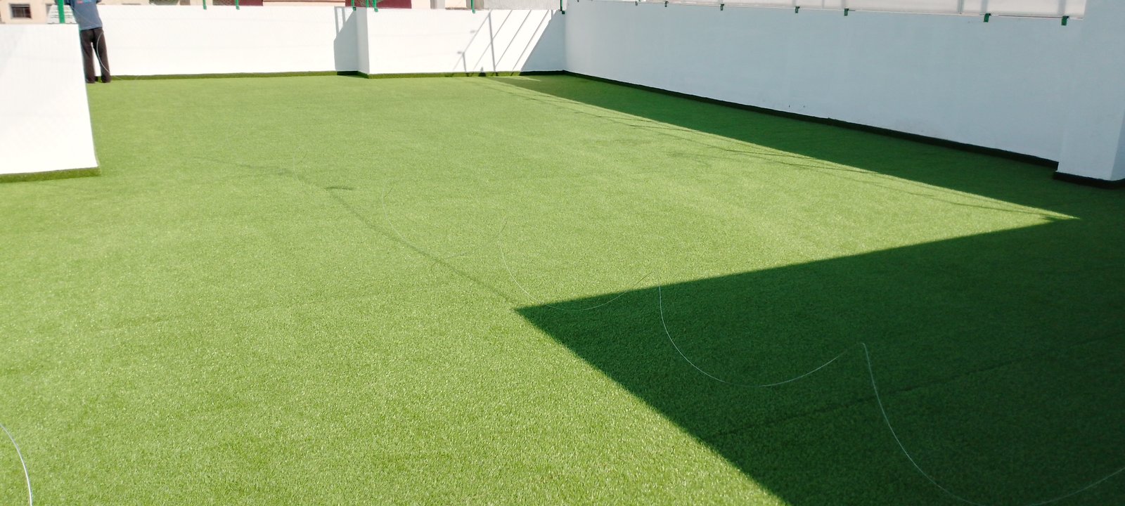 صورة معلم محترف في تركيب الجيرفليكس (Pose Gerflex) وورق الحائط (Papier Peint)