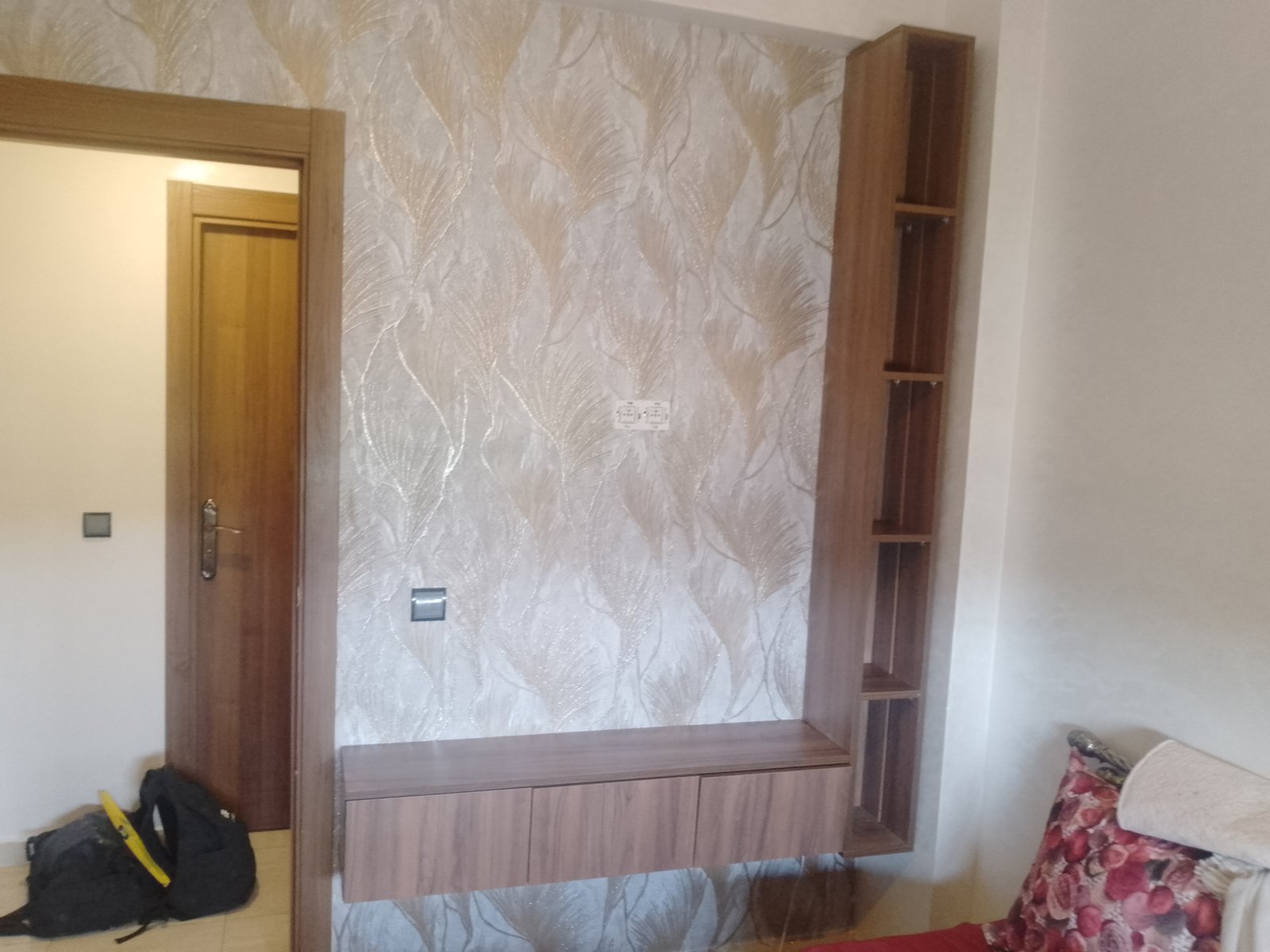 صورة معلم محترف في تركيب الجيرفليكس (Pose Gerflex) وورق الحائط (Papier Peint)