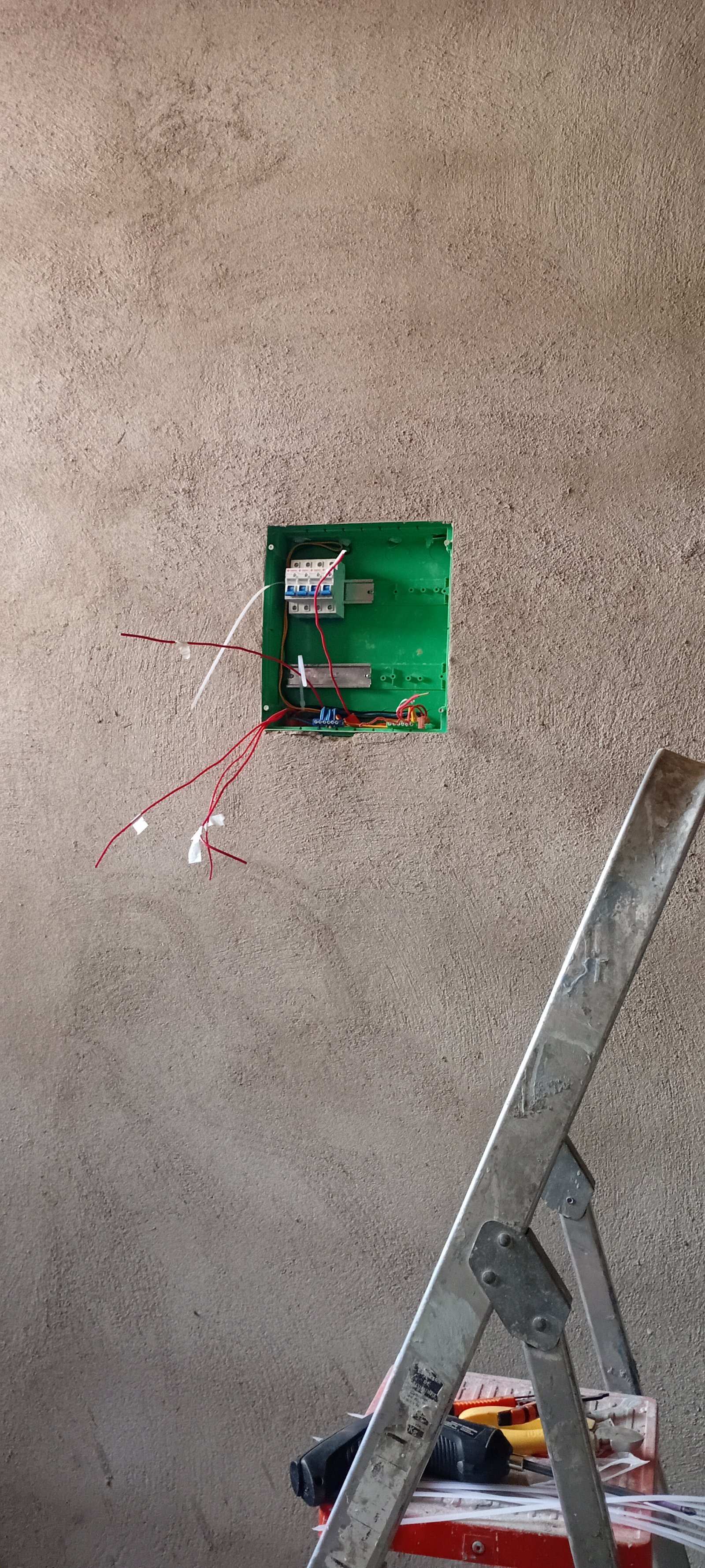 🔧⚡ **فني كهرباء وسباكة محترف في خدمتكم** 🚿🔌