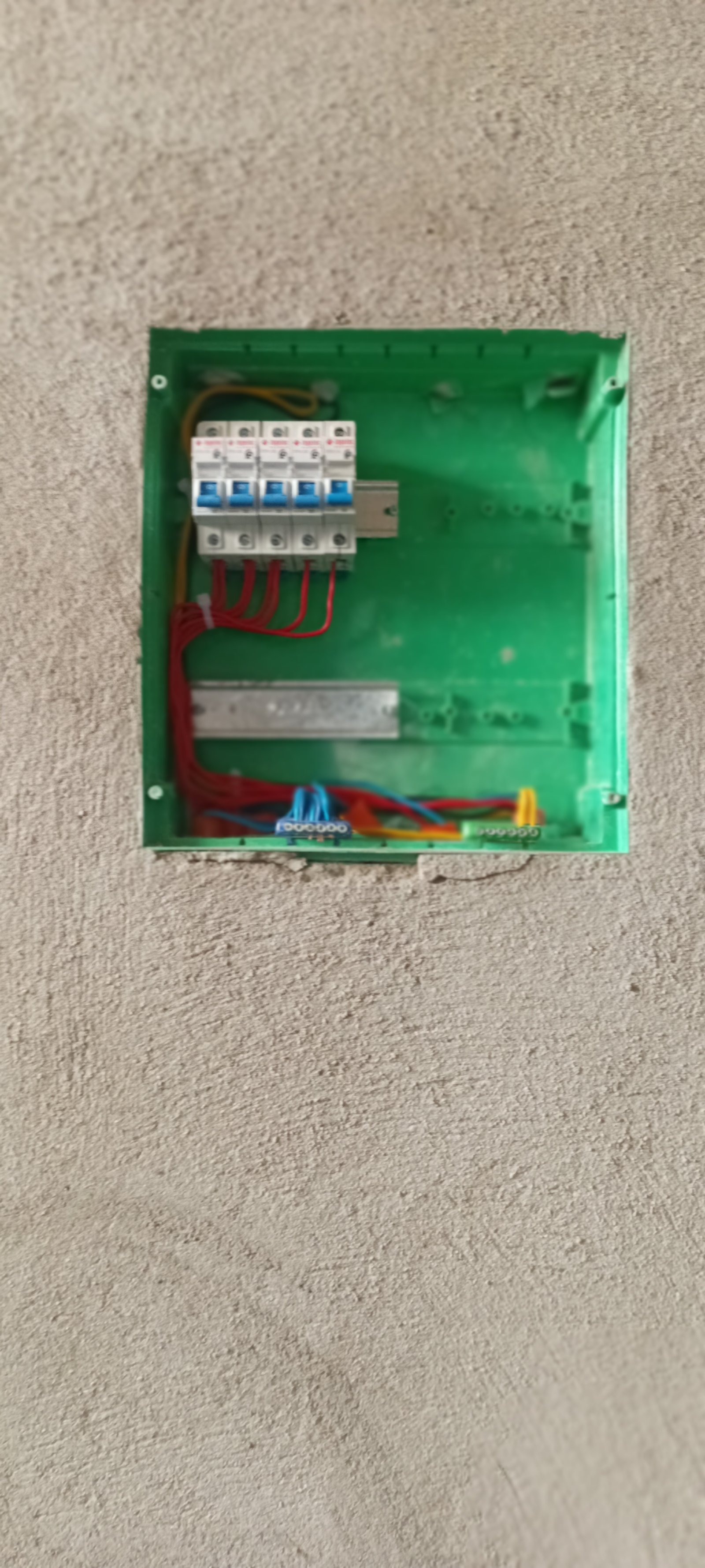 🔧⚡ **فني كهرباء وسباكة محترف في خدمتكم** 🚿🔌