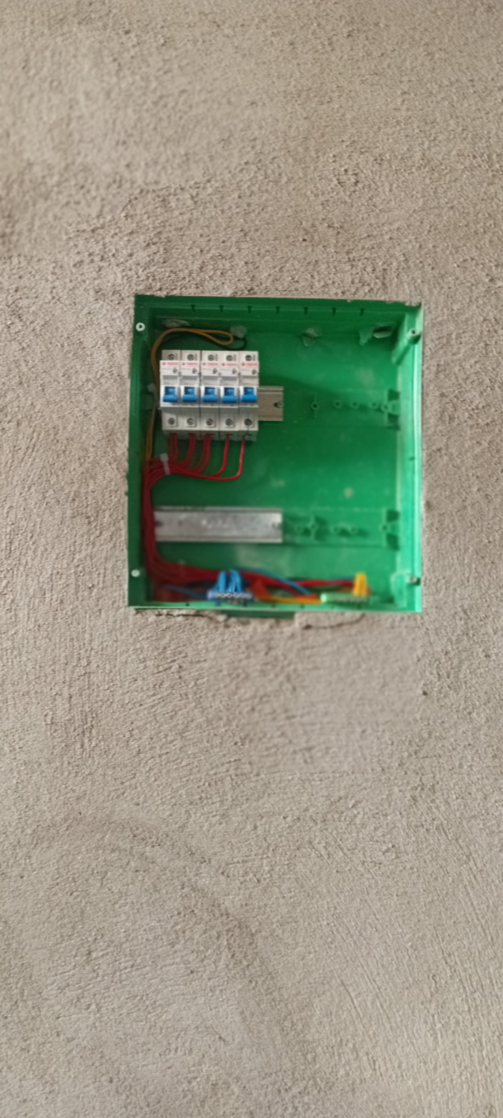 🔧⚡ **فني كهرباء وسباكة محترف في خدمتكم** 🚿🔌