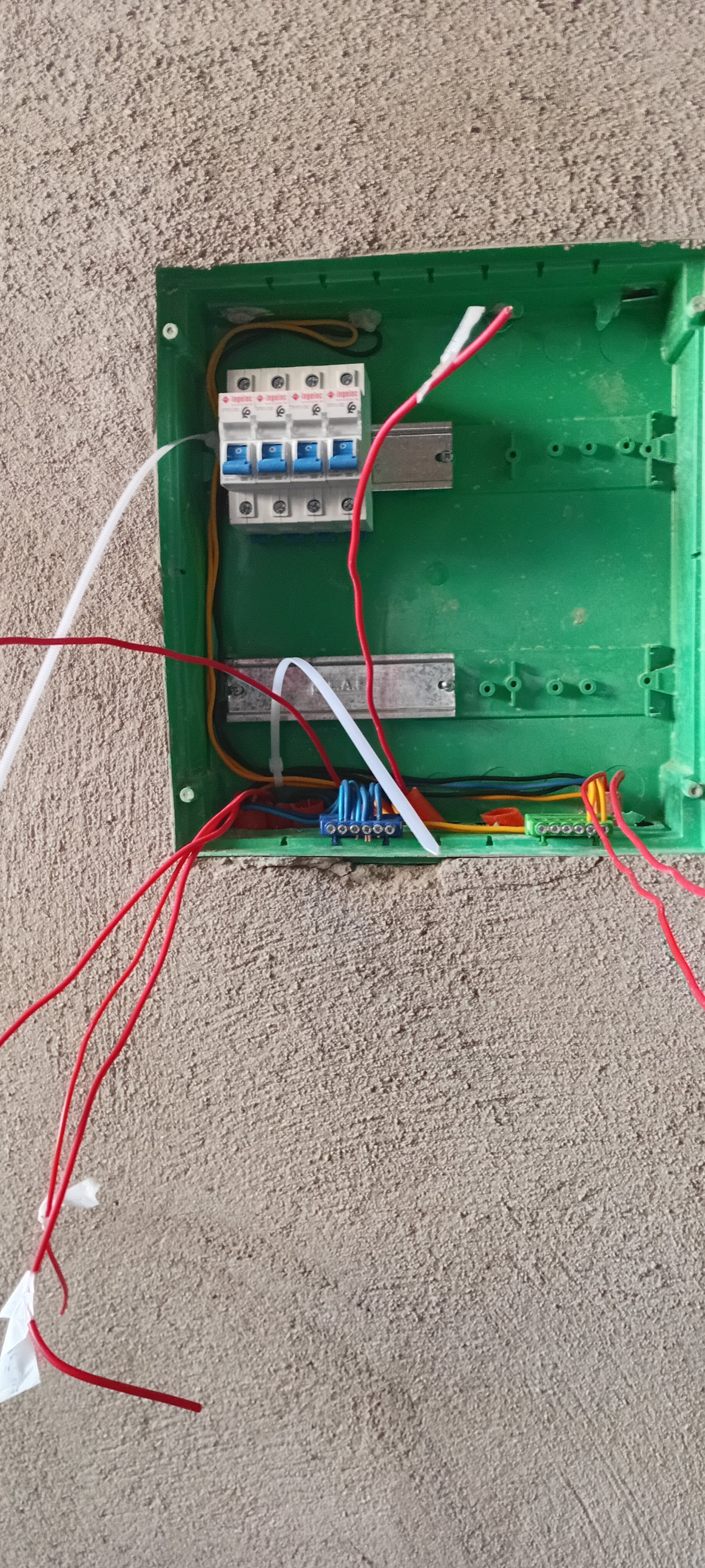 🔧⚡ **فني كهرباء وسباكة محترف في خدمتكم** 🚿🔌