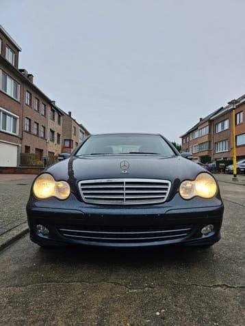 للبيع برابولات أمامية أصلية خاصة بسيارة Mercedes-Benz C220